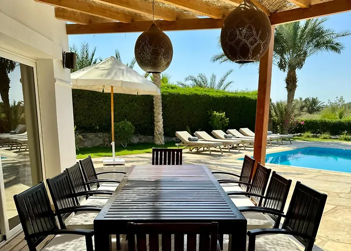 Villa With 5 Bedrooms & 4 Bathrooms - Private Heated Pool